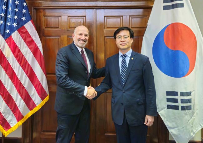 This photo provided by the Ministry of Trade, Industry and Energy shows South Korean Trade Minister Yeo Han-koo (R) shaking hands with U.S. Commerce Secretary Howard Lutnick in Washington on July 9, 2025. (Yonhap)