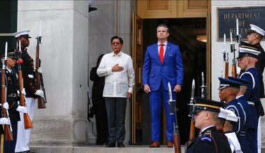US defense chief hosts Philippine president for talks