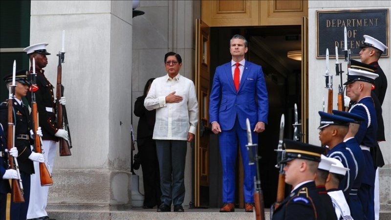 US defense chief hosts Philippine president for talks