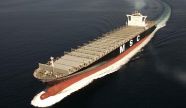 Das Bild zeig ein Frachtschiff, das Flüssigerdgas transportiert.