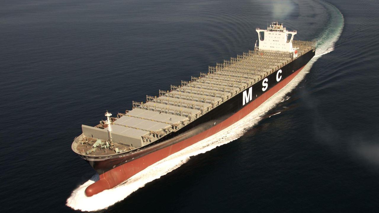 Das Bild zeig ein Frachtschiff, das Flüssigerdgas transportiert.