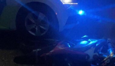Harjumaal sõitis politseiauto otsa põgenenud 16-aastasele mootorratturile - Delfi