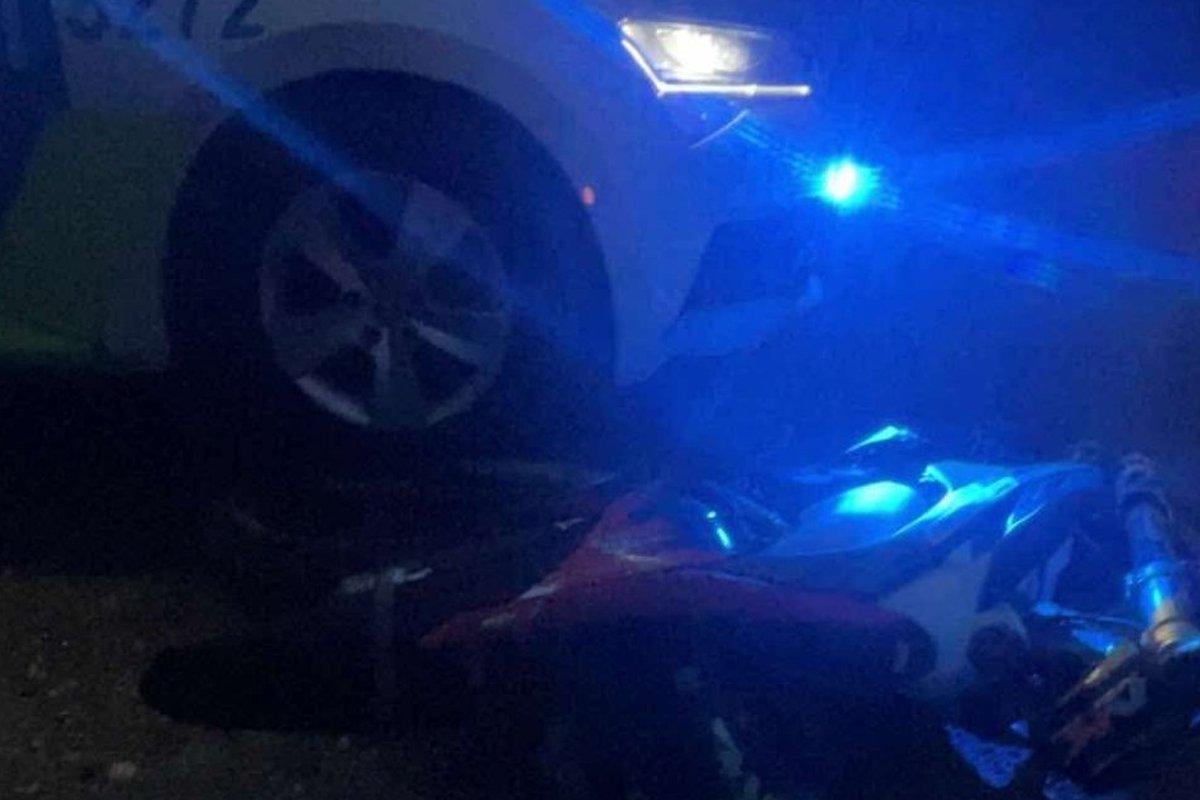 Harjumaal sõitis politseiauto otsa põgenenud 16-aastasele mootorratturile - Delfi