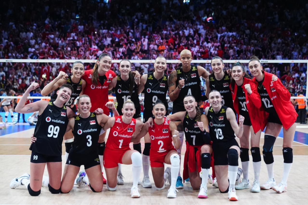 Players of Türkiye celebrate after the FIVB Womens Nations League (VNL) 2nd week volleyball match between Türkiye and Canada at Sinan Erdem Dome in Istanbul, Türkiye, Jun. 19, 2025. (AA Photo)