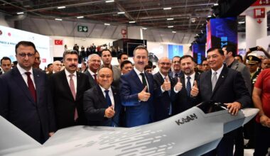 Defense Industries President Haluk Gorgun, Indonesian Defense Minister Sjafrie Sjamsoeddin, TAI General Manager Mehmet Demiroglu and other officials at IDEF 2025 in Istanbul, Türkiye on 26 July, 2025. (Photo via X/@SavunmaSanayii)