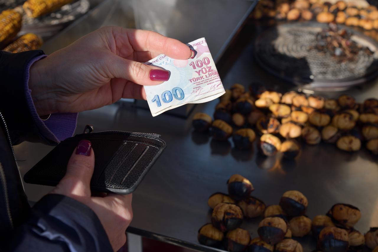 Türkiye skips minimum wage hike despite persistent inflation, disappointing millions