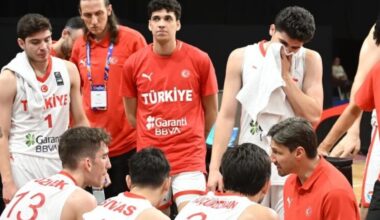 Türkiye U20 basketball team discusses tactics on the bench. (Photo via Eurohops)