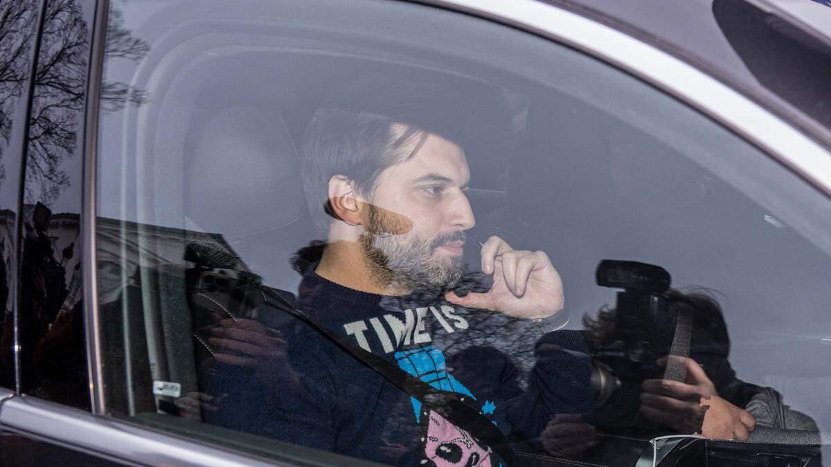 Zijn chauffeur kreeg minstens 26 parkeerboetes, en plots lag er een gehandicaptenkaart in de wagen: MR-voorzitter Bouchez krijgt kritiek