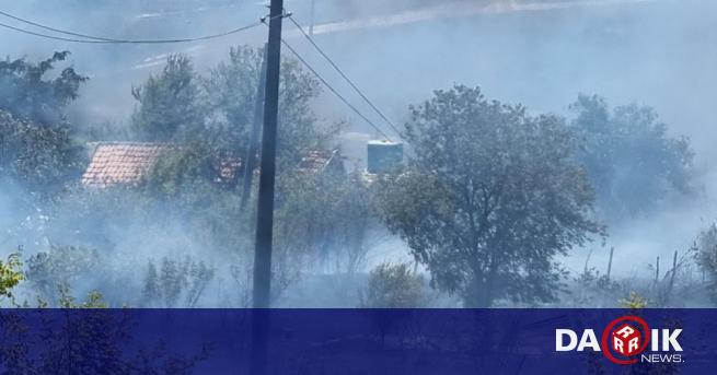 Голям пожар до Костинброд, спешно търсят доброволци и техника