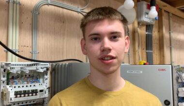 Der mangler elektrikere, men virksomheder afviser elever, der søger læreplads - Lige nu mangler 60 unge på elektrikeruddannelsen på Tech College i Aalborg en læreplads. De er klar til at starte på fredag.