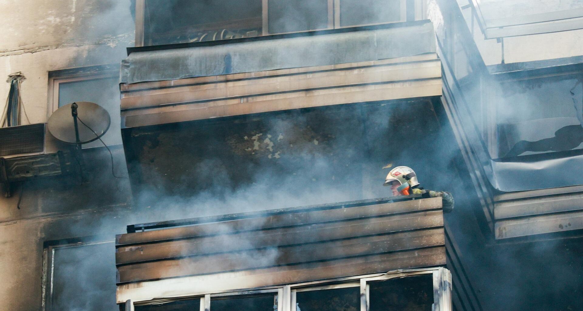 Aus einem Wohnhaus in Moskau kommt Rauch aus zerstörten Fenstern.