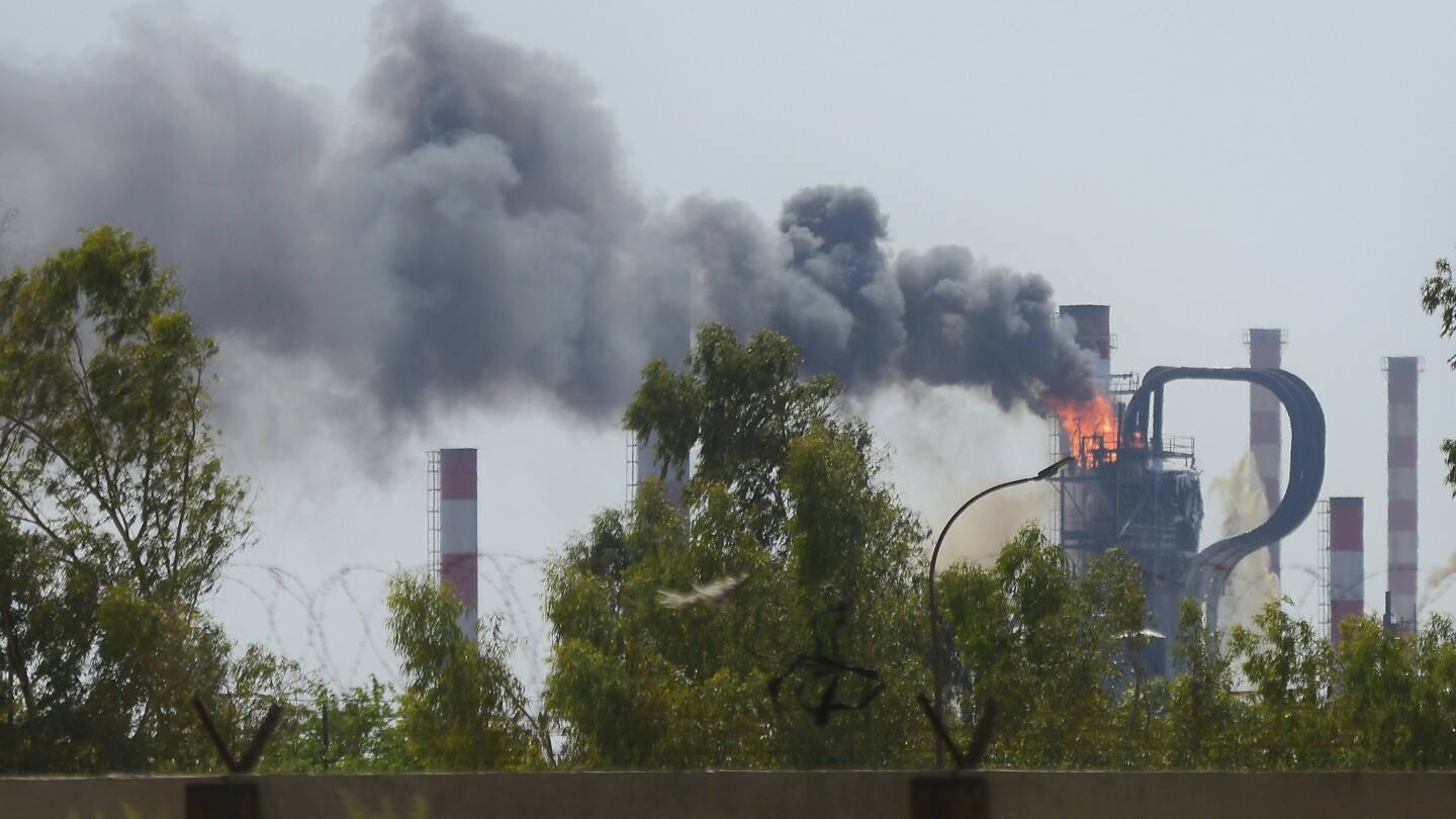 Fire at Iran's largest oil refinery kills 1 in the country's southwest