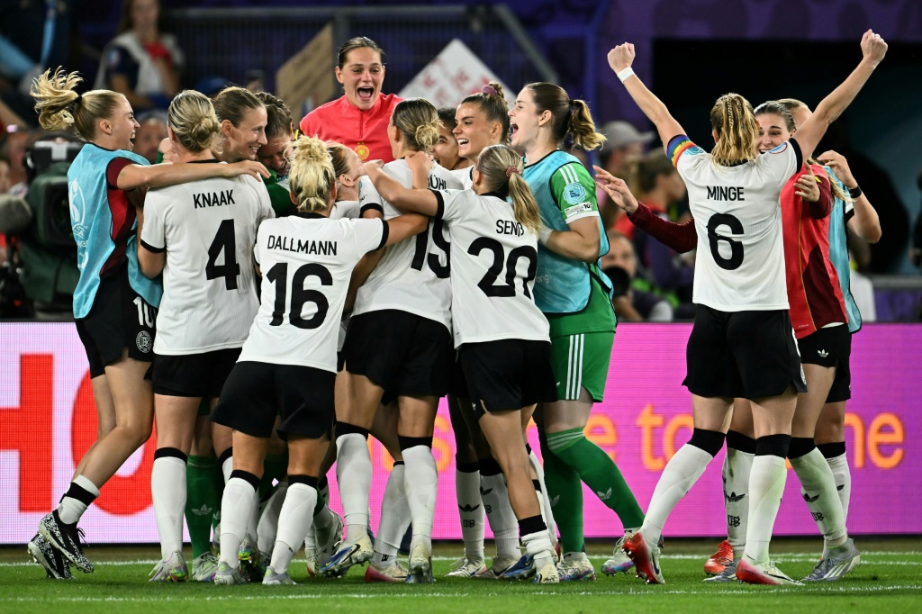Ten-woman Germany into Euro semifinals after shootout win over France