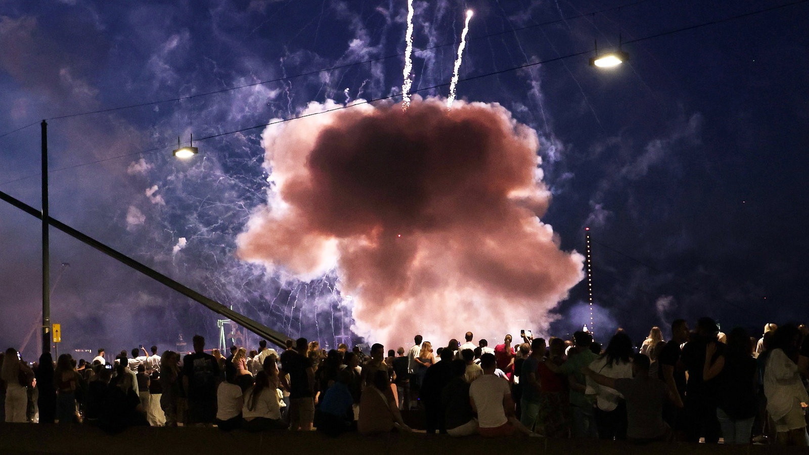Vier Schwerverletzte bei Feuerwerk auf Düsseldorfer Rheinkirmes - Nachrichten