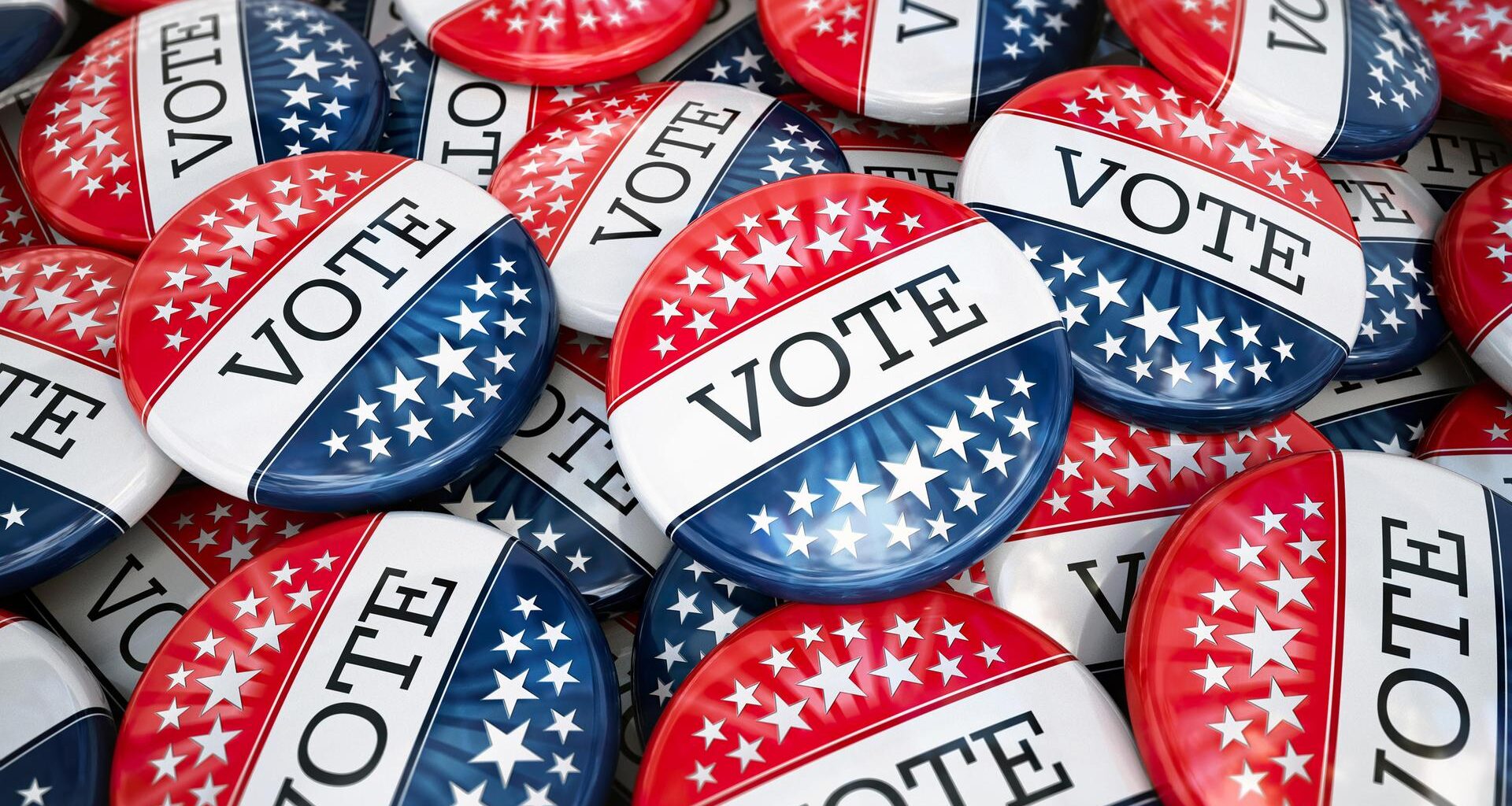 Großer Stapel von Wahlbuttons mit den Farben der amerikanischen Flagge. Darauf steht "Vote".