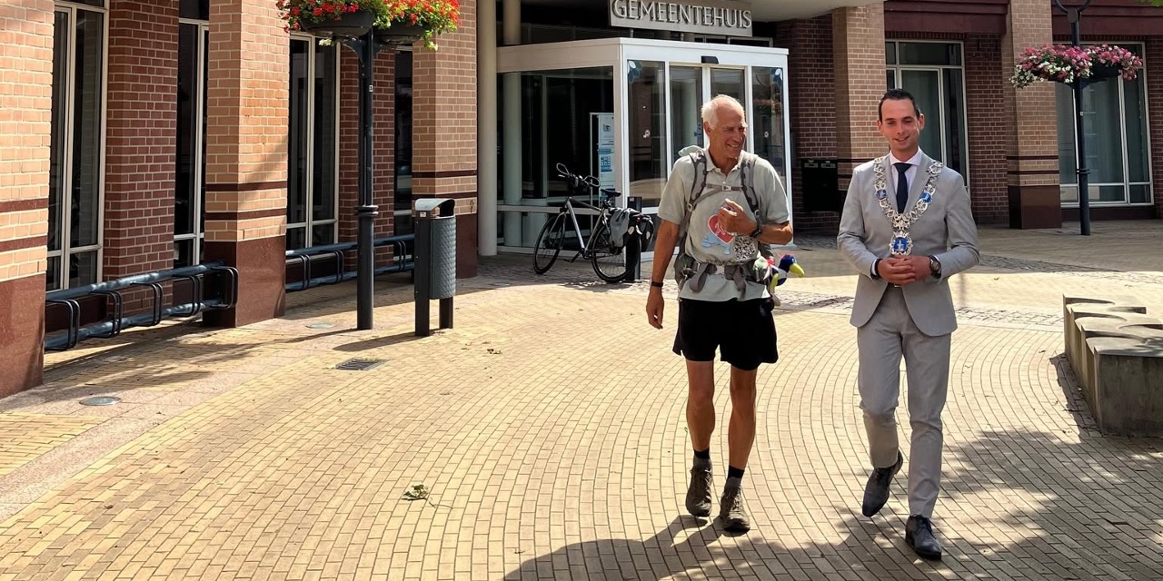 Foto: Ex-onderwijzer loopt door heel Nederland na verlies van vrouw en broers aan kanker