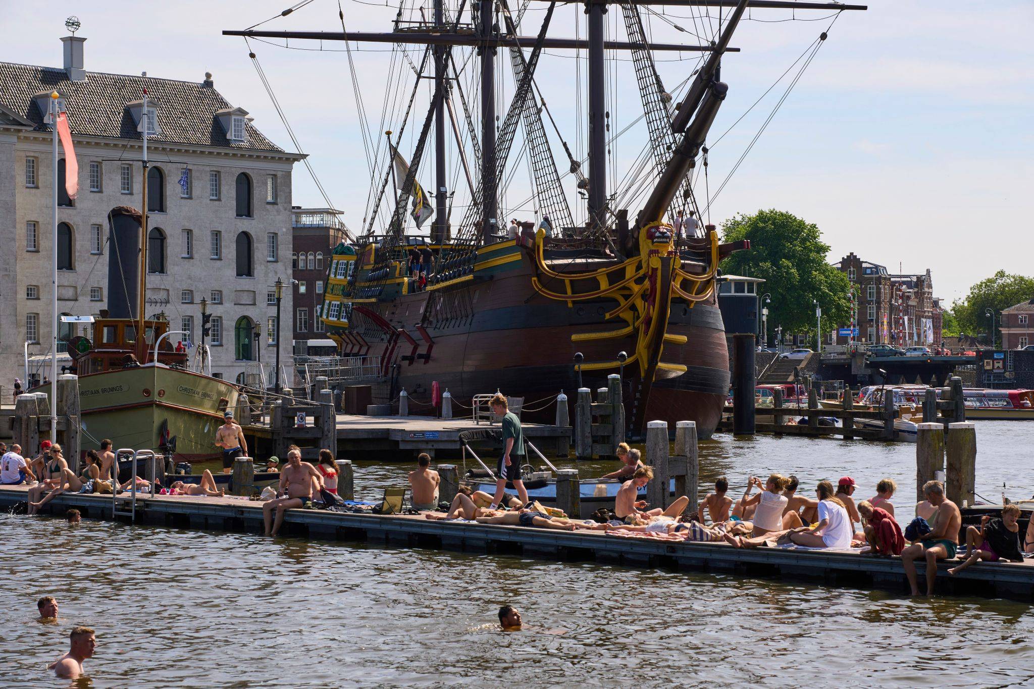 Bei steigenden Temperaturen schwimmen Menschen im Hafen in der Nähe des Maritimen Museums von Amsterdam (Archiv).