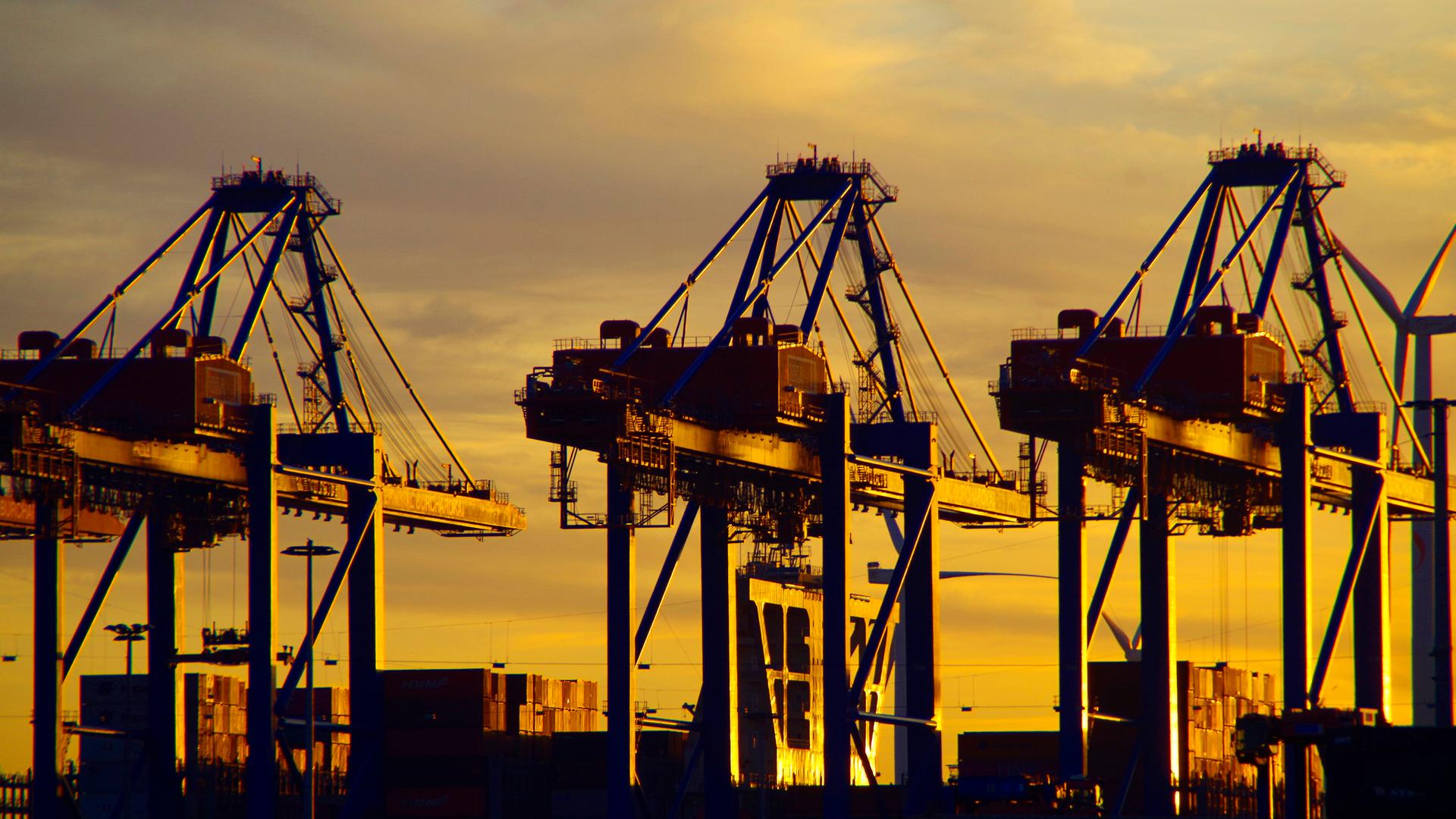 Containerbrücken im Sonnenuntergang im Hafen von Hamburg Containerbrücken im Sonnenuntergang im Hafen von Hamburg