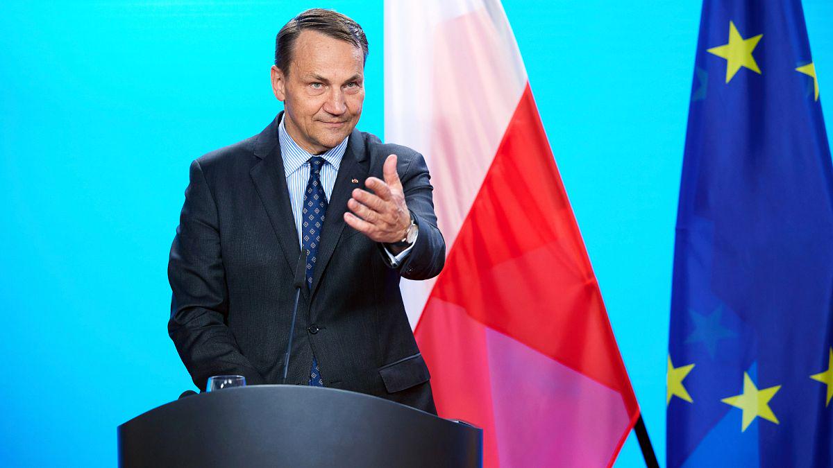 [Euronews] On Saturday, the head of Polish diplomacy expressed concern over growing anti-Semitic and anti-immigrant rhetoric: “There is no acquiescence to the escalating campaign of racism and the anti-Semitism fuelled by it.”