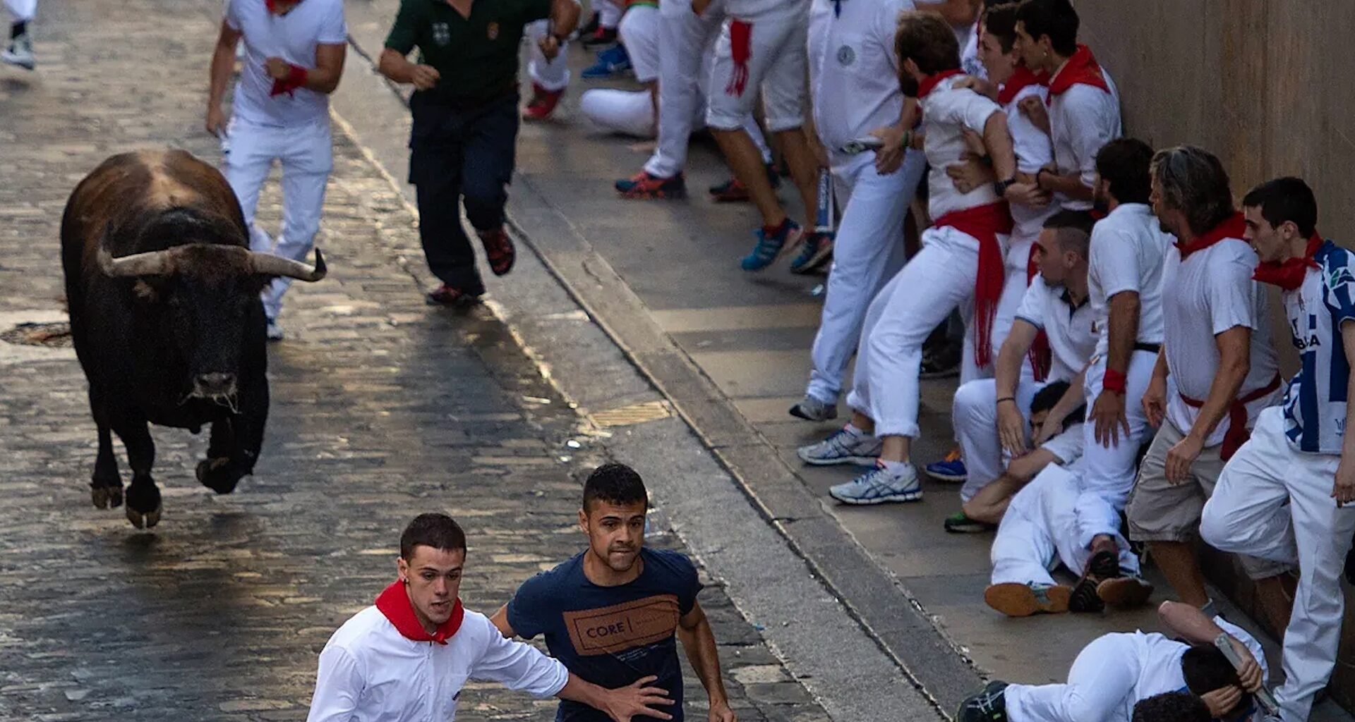 Primer encierro de San Fermín | Los toros de Fuente Ymbro se parten en Santo Domingo y destapan las debilidades de los corredores en este tramo - El Mundo