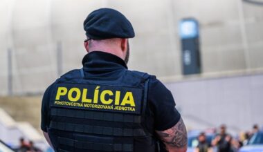 "Priamy útok na ústavné zriadenie SR" - Ďalší elitný policajt zadržaný za vyšetrovanie korupcie Roberta Fica. Hrozí mu až 10 rokov väzenia.