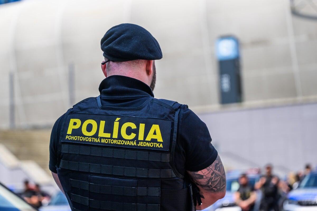 "Priamy útok na ústavné zriadenie SR" - Ďalší elitný policajt zadržaný za vyšetrovanie korupcie Roberta Fica. Hrozí mu až 10 rokov väzenia.