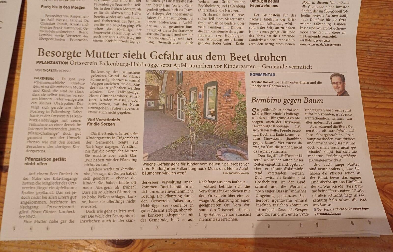 Besorgte Mutter sieht Gefahr aus dem Beet drohen
