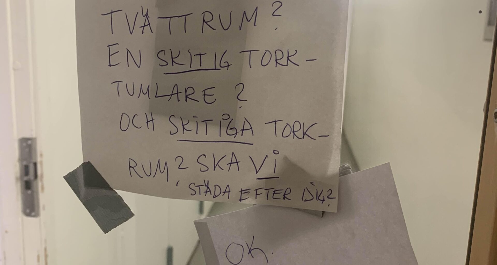 Obligatorisk arg lapp i tvättstugan. Plus ett rakt svar i form av fråga?