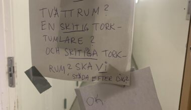 Obligatorisk arg lapp i tvättstugan. Plus ett rakt svar i form av fråga?
