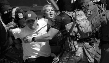 USA: Der dunkle Traum vom MAGA-Staat | Vermummte Agenten auf Menschenjagd und "Alligator Alcatraz": In den USA formt sich gerade ein autoritärer MAGA-Staat, den konservative Vordenker schon lange herbeisehnen.