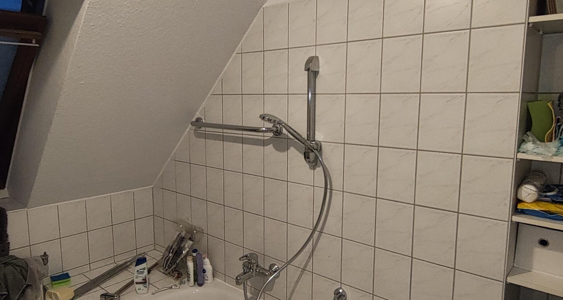 Just moved in, bathroom's like this. Any ideas for a curtain rod?