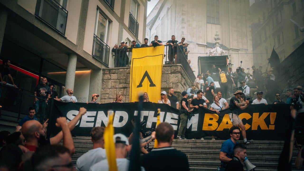 Die Symbole der rechtsextremen Identitären sind seit dem Antiterrorpaket 2021 in Österreich verboten. Wie kann es sein, dass gestern solche Propagandaaufnahmen mit Polizeischutz möglich waren?