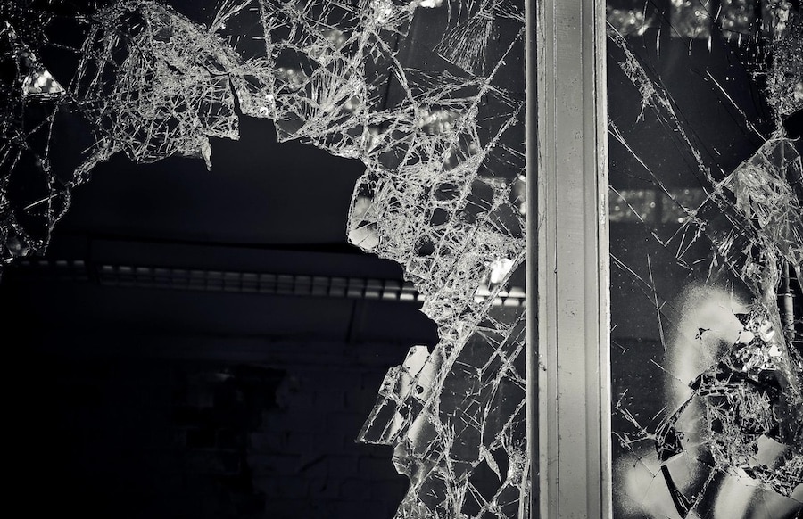 Fenster eingeschlagen, Schlangenlinien, gefälschter Führerschein