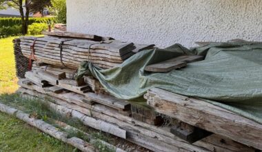 Was machen Leute am Land mit altem Holz, dass nur rumliegt?