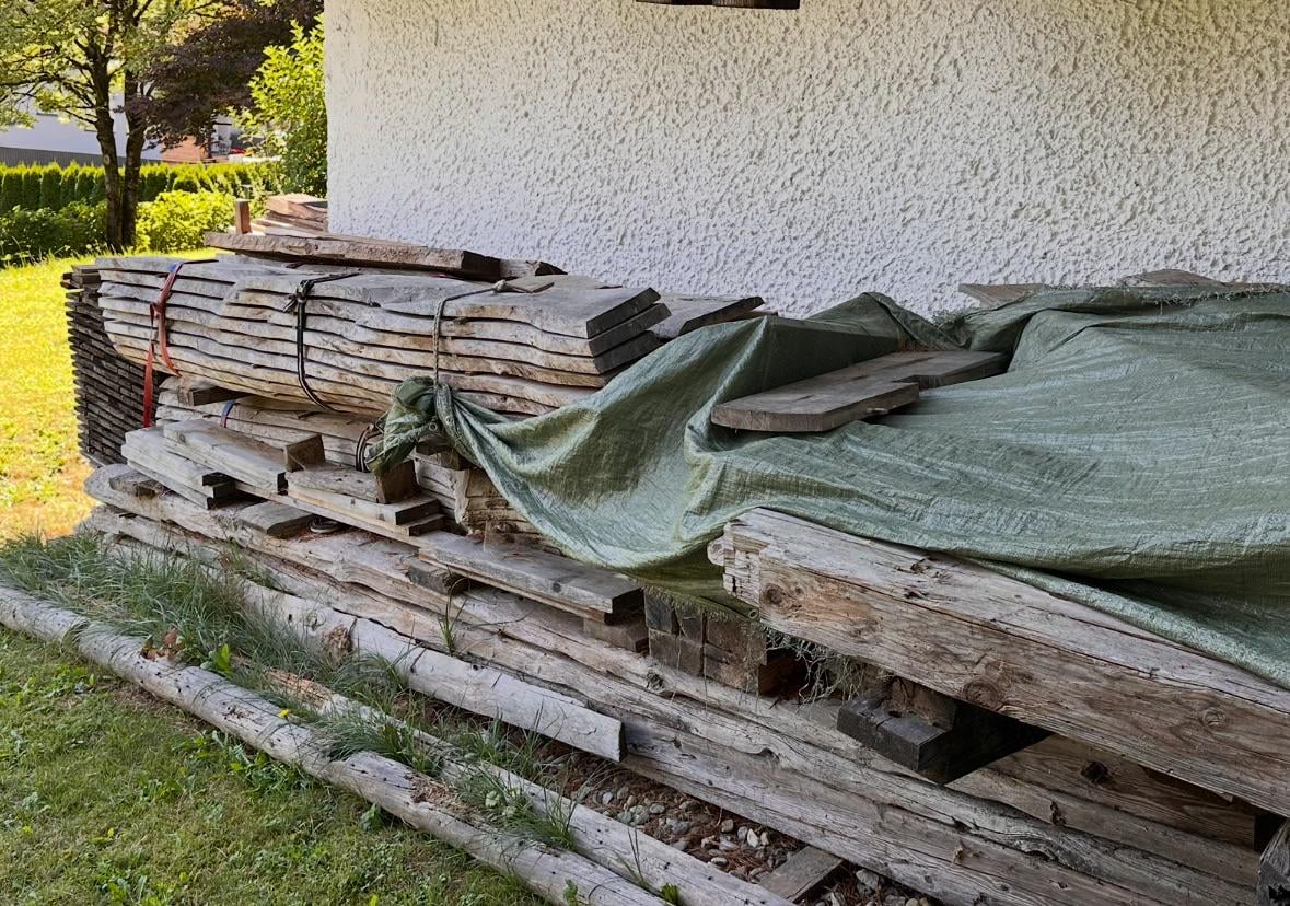 Was machen Leute am Land mit altem Holz, dass nur rumliegt?