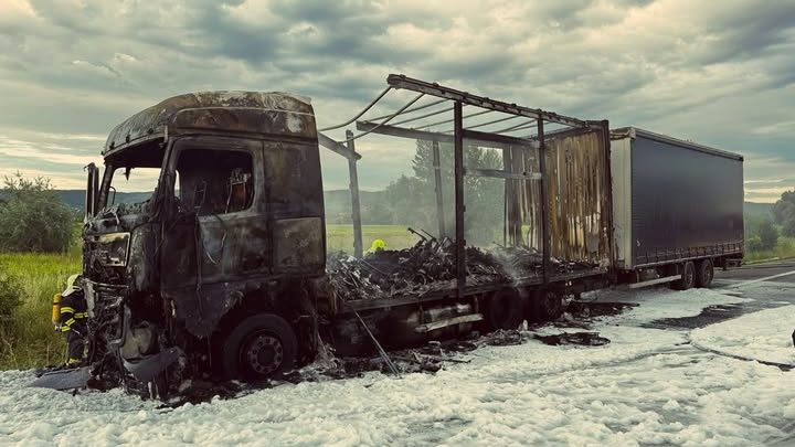 Na diaľnici D2 hasiči zasahovali pri požiari kamióna