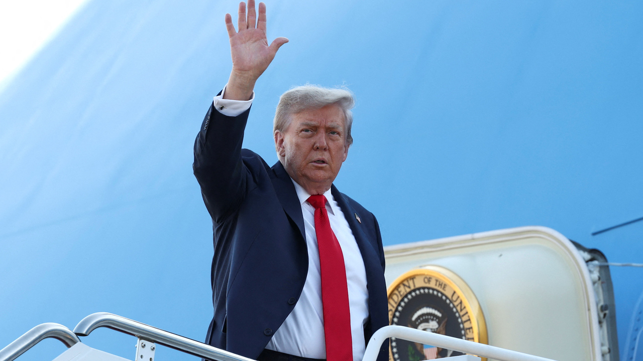Trump says Ukraine to decide on territorial swaps before Putin summit