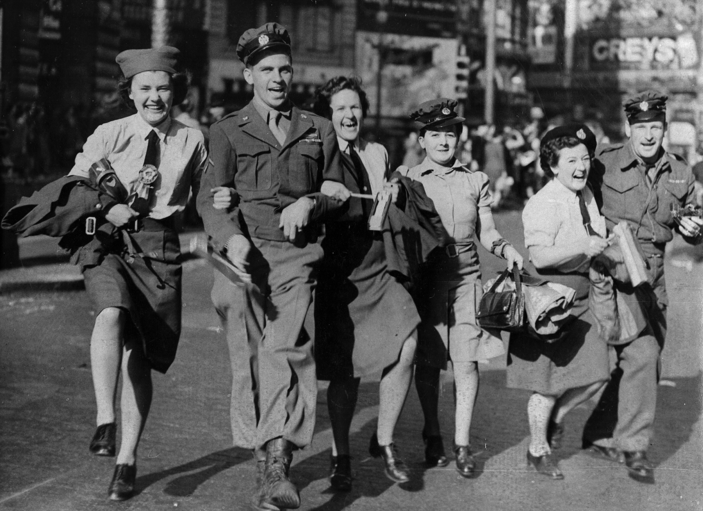 WAAFs and soldiers celebrating VJ Day in Piccadilly Circus.