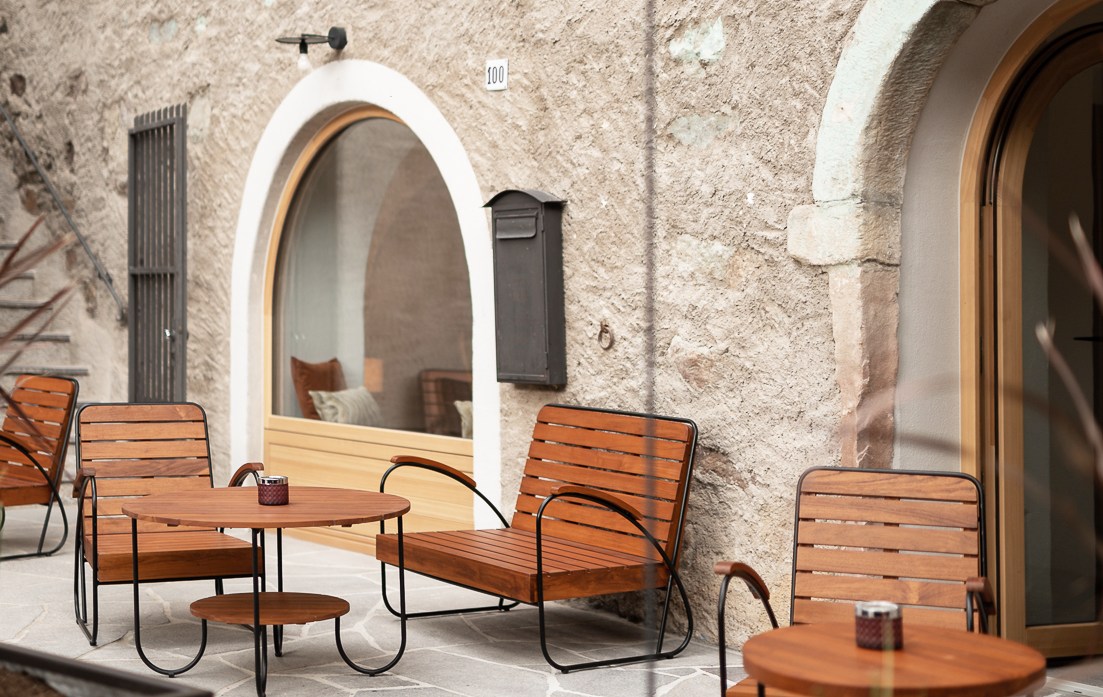 Outdoor patio seating at Pension Leuchtenburg in Pfatten, Italy.