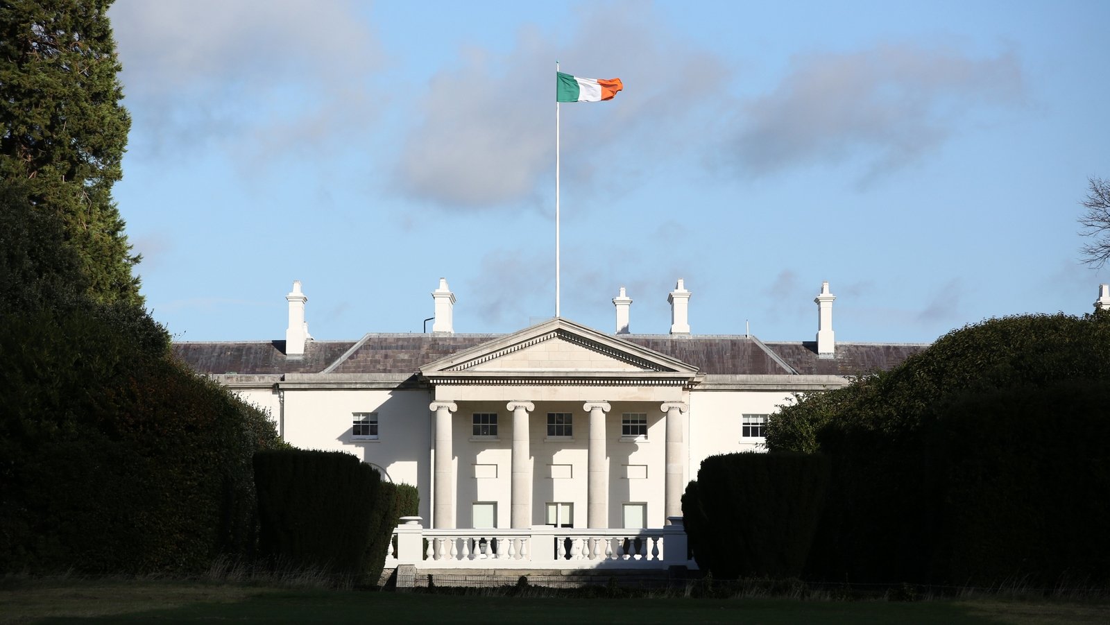 Who are the potential runners in the race for the Áras?