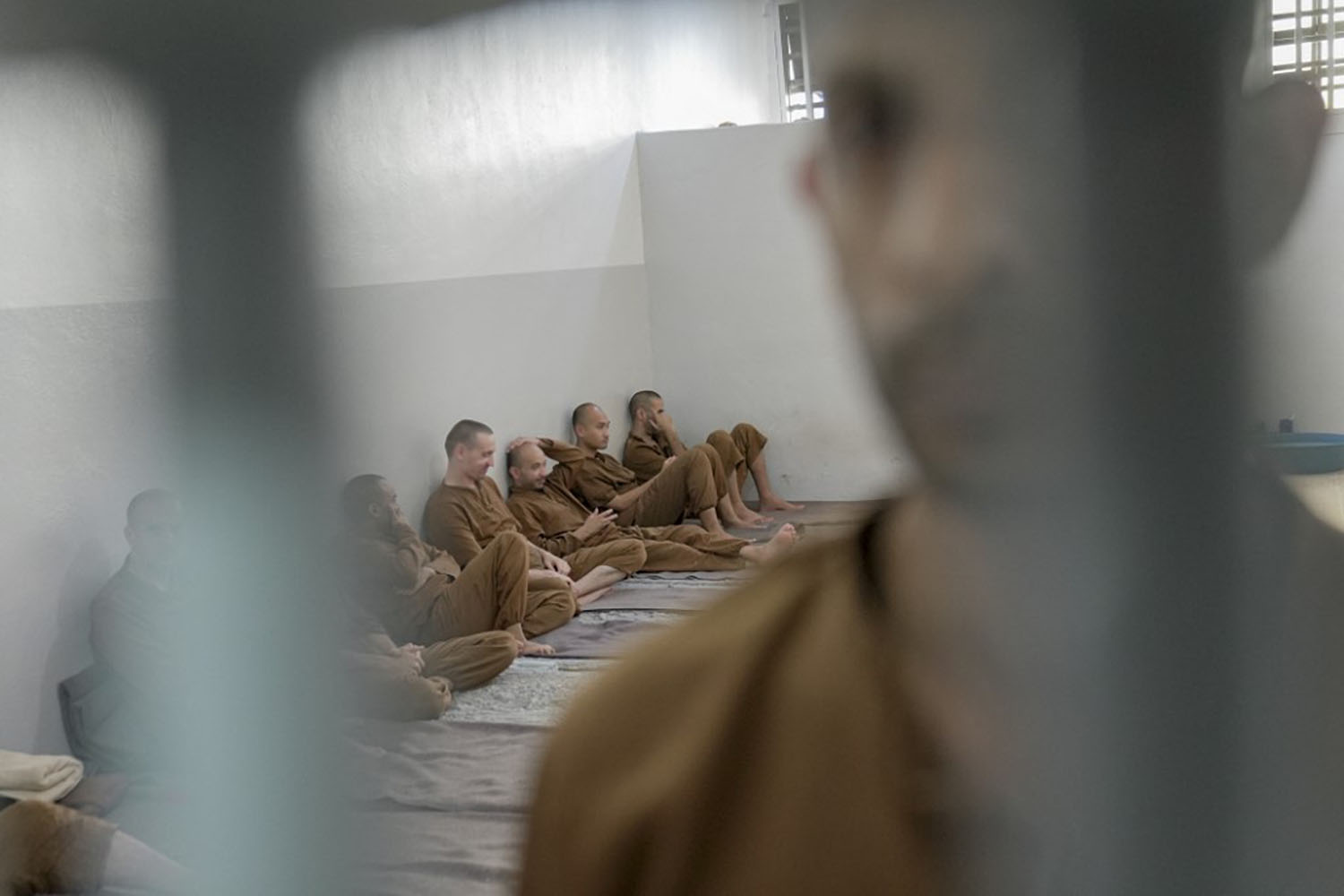 Homme derrière des barreaux dans un prison en Syrie.