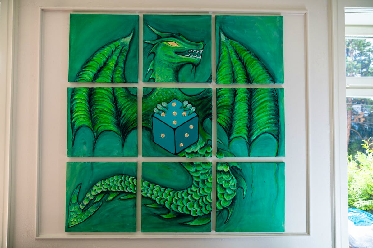 Angelina hat mehrere Bilder für die Bar gemalt, auch dieses Drachenmotiv.