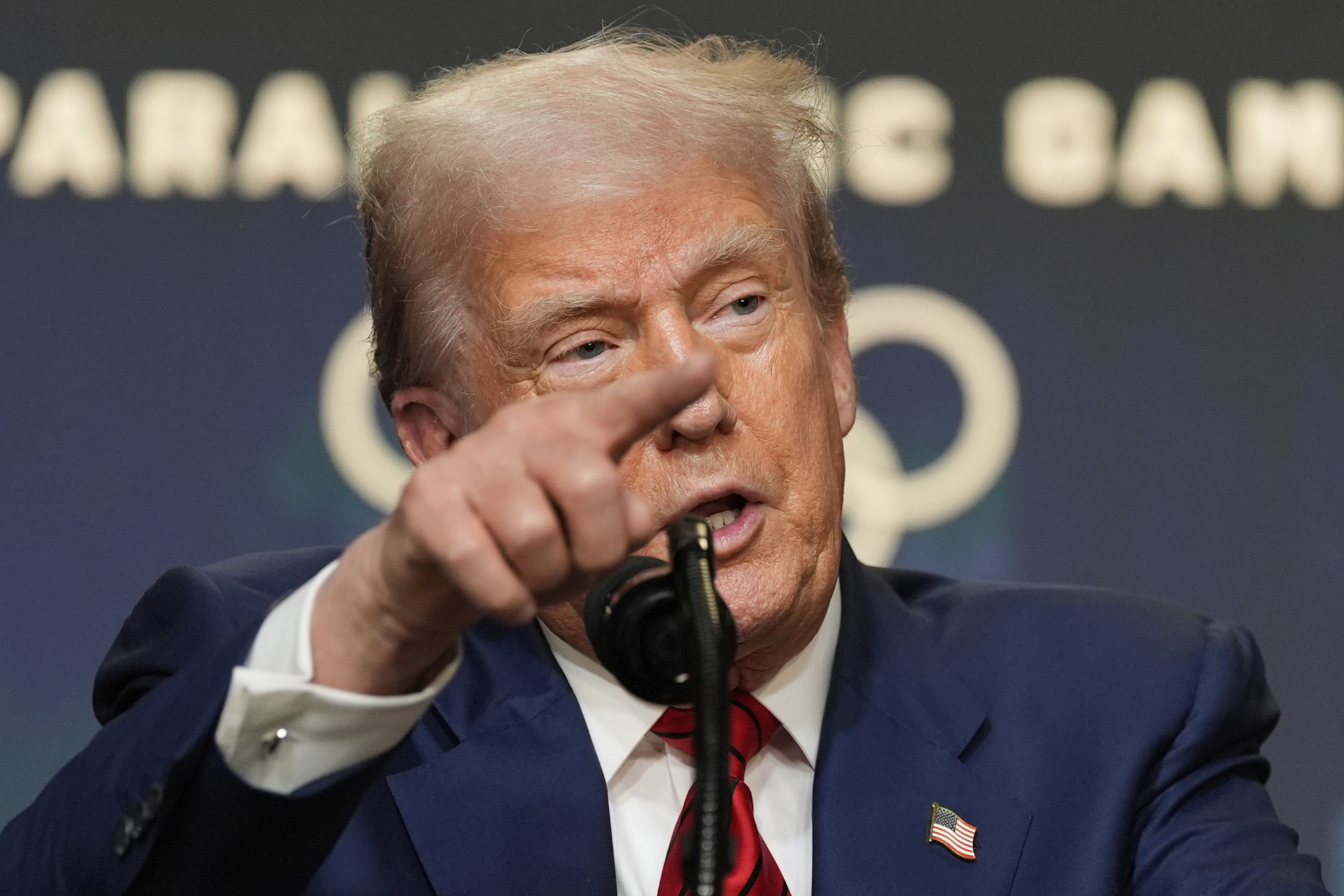 Donald Trump répond aux questions des journalistes après avoir signé un ordre exécutif sur les Jeux Olympiques 2028 à Los Angeles, à la Maison Blanche, le 5 août 2025. Donald Trump répond aux questions des journalistes après avoir signé un ordre exécutif sur les Jeux Olympiques 2028 à Los Angeles, à la Maison Blanche, le 5 août 2025.