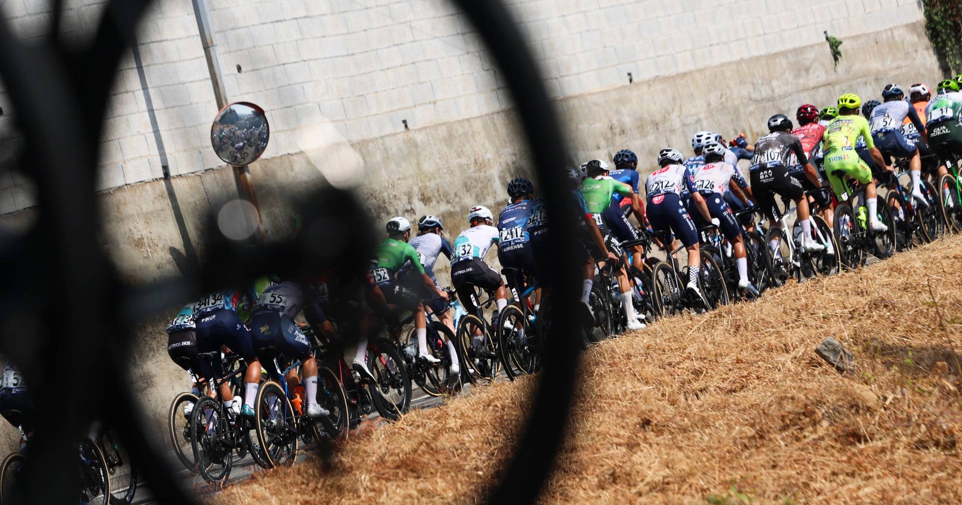 Agressões entre ciclistas na Volta a Portugal resultam em pesadas multas
