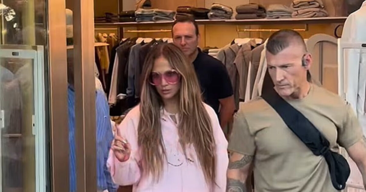 Jennifer Lopez was denied entry to Chanel store in Turkey after security "didn't recognize her" - Telegraph