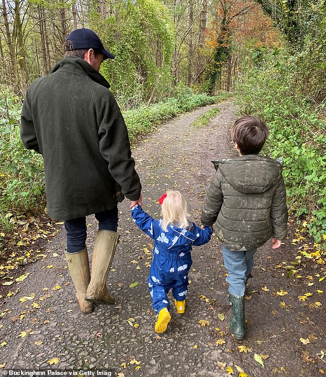 While the 'E' is shorthand for Edoardo, the 'W,' 'S' and 'A' are symbols of their children's first names