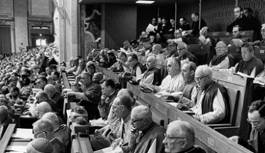 Paper claims Vatican II reforms contributed to drop in Mass attendances