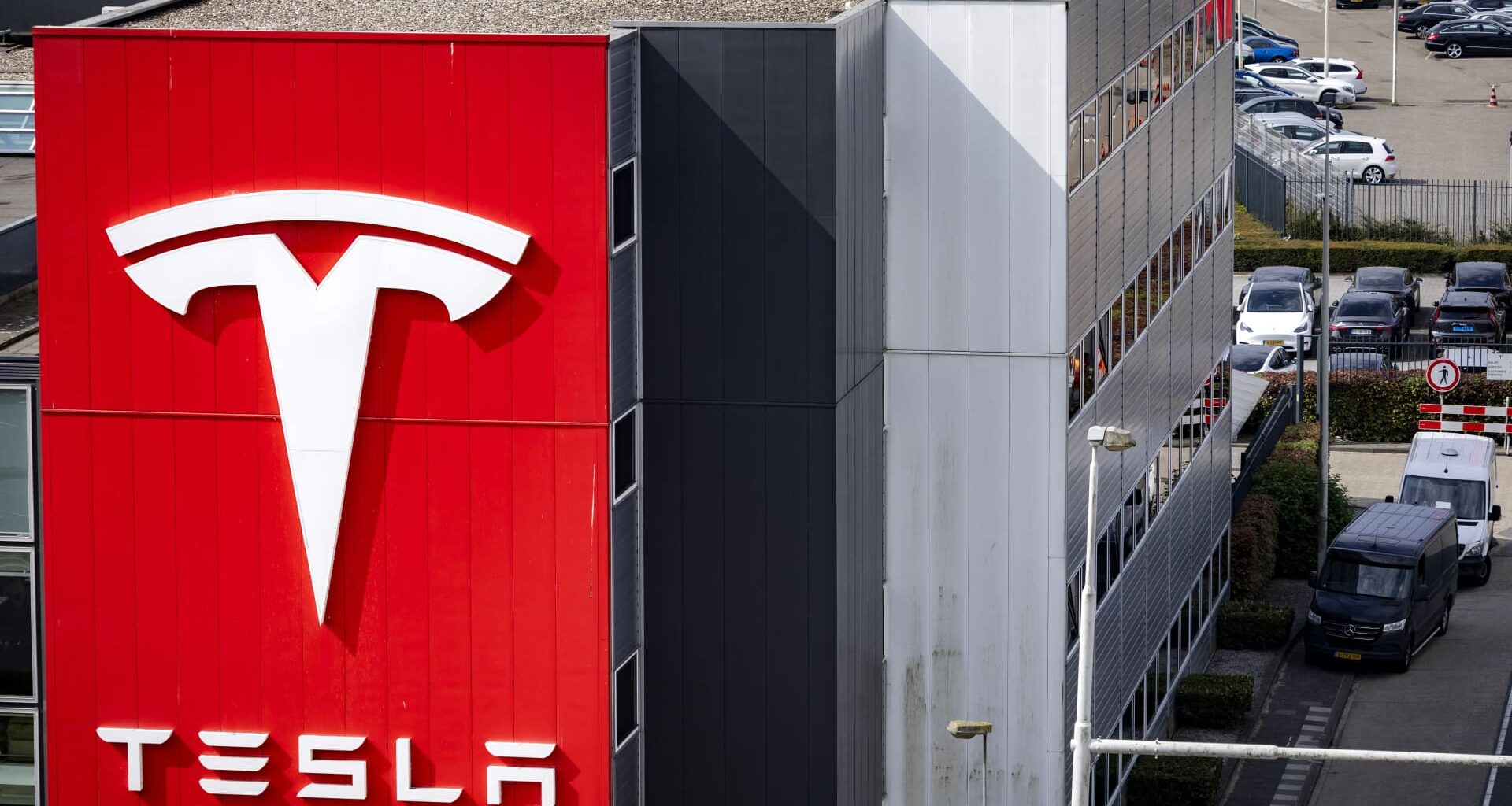 Tesla launches bid to supply electricity to UK households
