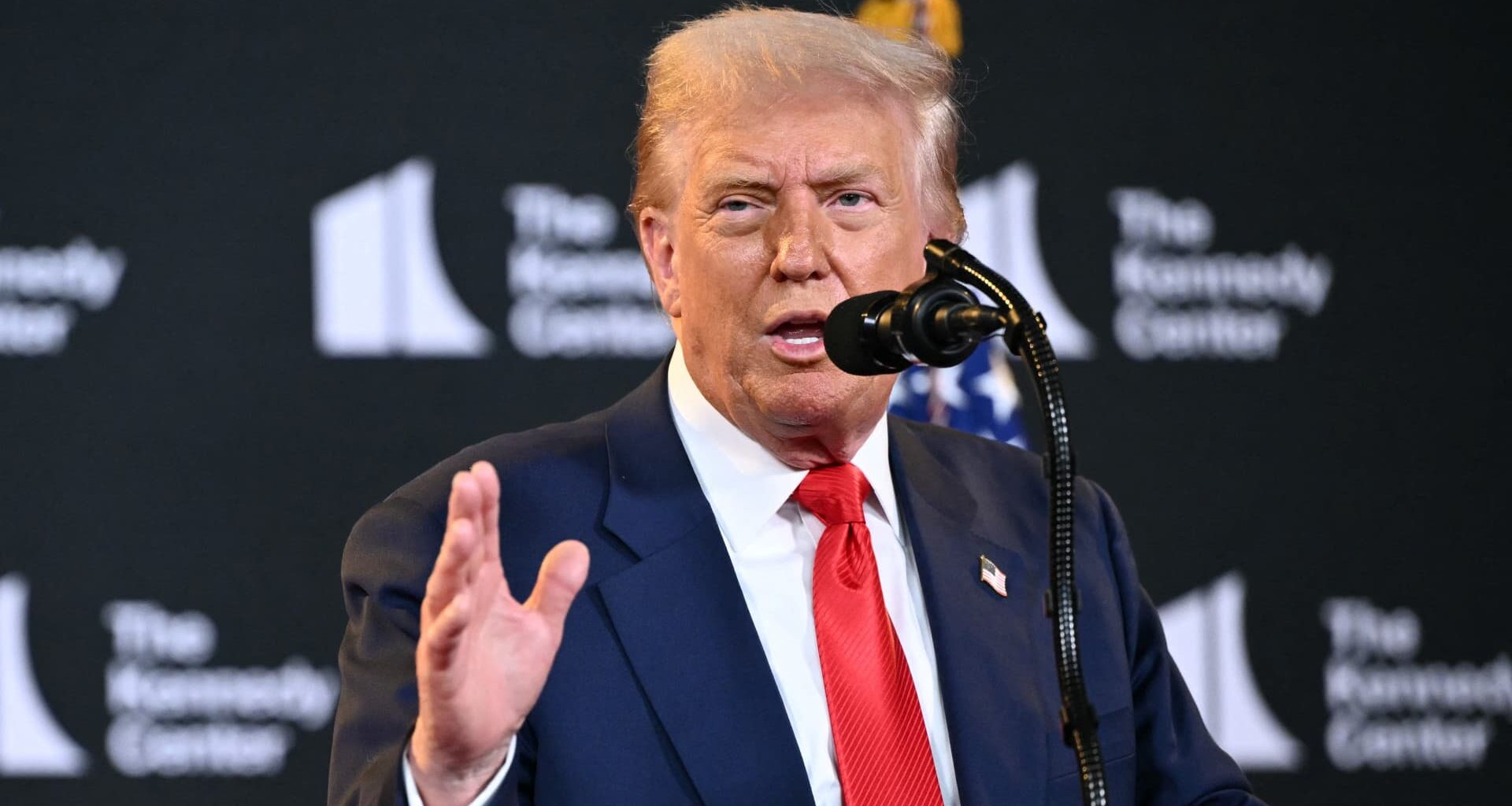 Trump shrugs off suspected Russian hack of U.S. courts