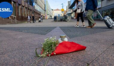 Muistokynttilä ja kukat herättävät huomiota Jyväskylän Kävelykadulla | Keski-Suomi